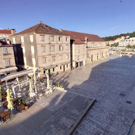 Kolbe Hvar Piazza هفار