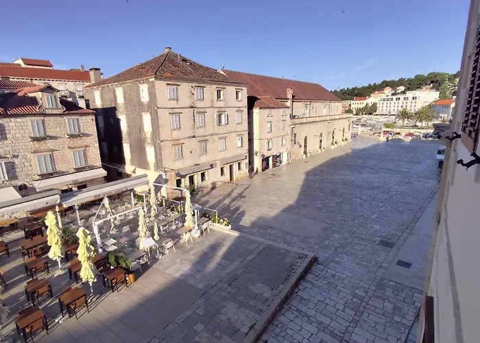 Kolbe Hvar Piazza هفار